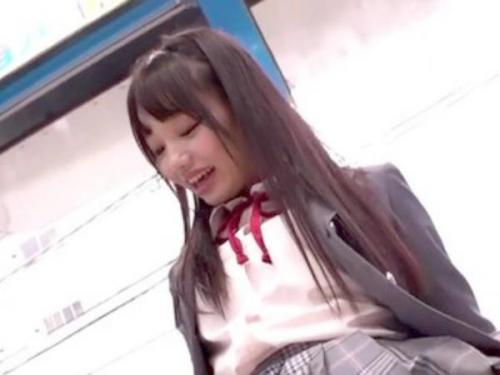 【制服】「ああぁぁぁ!!!でるぅぅ!!!!♡」少しだけとディルドを入れれば、性欲は増すばかり。奥まで入れて腰を振れば、可愛いマンコは潮を吹く！アナルが丸見えでもお構いなしでチンポもハメまくる