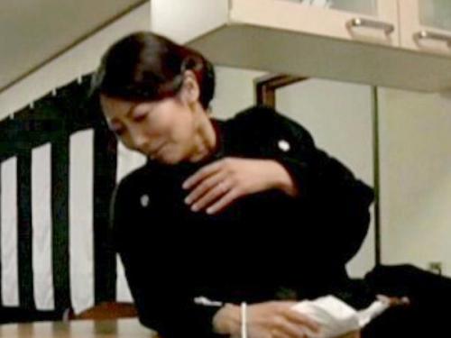 【バック】「お願い!やめて…」亡くした旦那に顔向けできない。寂しさのあまり拒み切れず…背徳感の中で男根を受け入れ感じてしまう