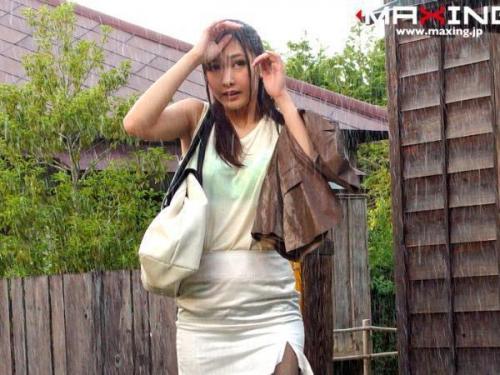 【フェラ】雨に打たれた極小ドレスが肌に張り付き、くっきりと浮かぶ肢体の女性に無理やり口で奉仕させる