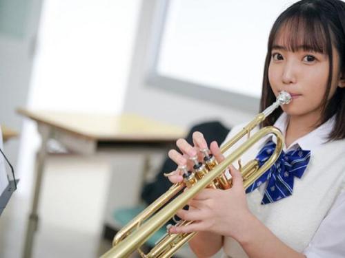 ペニスを貪るエロな制服美少女！外見は純真無垢なのに頼まれると誰のペニスもフェラチオや手コキで満足させる！
