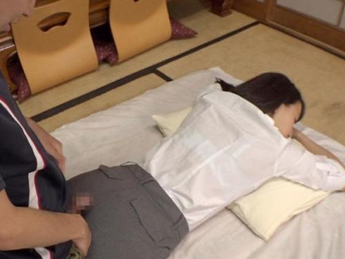 ＜ハメ撮りｘ近親相姦＞激務続きで爆睡寝落ちの美熟女母が欲情した我が子にハメられイカされる！
