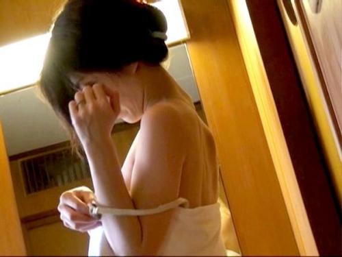 ＜ハメ撮りｘ人妻＞年上夫のフニャチンじゃ物足りない美人妻が他人棒で濃厚不倫セックス！