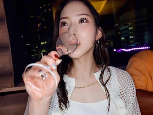 ＜浮気セレブ妻＞年上亭主のチンポじゃ満足できない美人奥さんが手マンでトロ顔イキしてドスケベセックス！