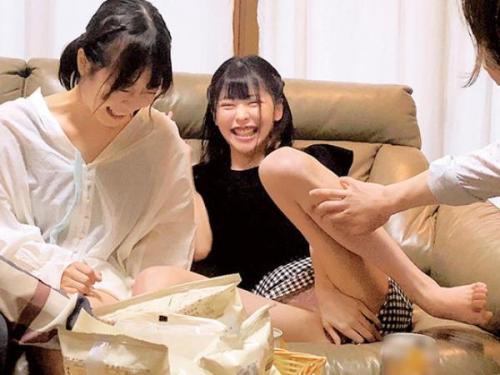 ＜ハメ撮りｘ女子大生＞いつでもヤりたい年頃の美少女たちが宅飲みでそのまま乱交セックスへ‼