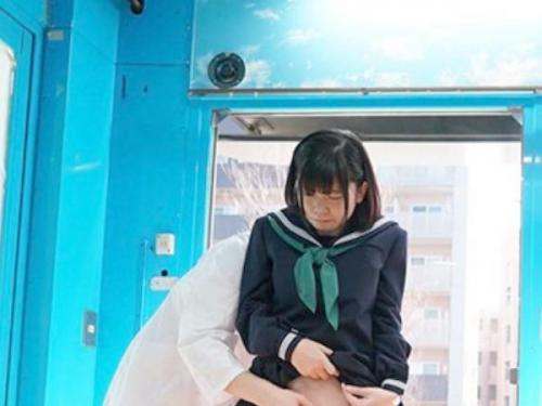 【マジックミラー号】「これ…入れるんですか？」医療のためにと、膣内洗浄に協力。恥ずかしながらも受け入れるが、それだけで終わるはずがない！膣内の確認と言われ、彼女たちはマンコを差し出す…