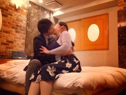 【連続膣内射精】肉付きよさそうな美女とホテルの密室でセックスしまくり！