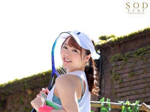 制服姿の淫乱美少女JKがバックからの激しいピストンでアナルを晒し、絶頂に達する！あなたの精子をその豊満なヒップにすべて注いで！