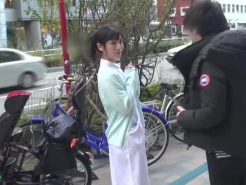 ＜素人ナンパｘナース＞心優しい白衣の天使の美少女が包茎インポのオナニー介護で本気セックス！