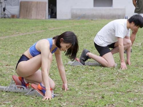 【催眠】ネットで話題の陸上部美少女が顧問に操られ、欲望の奴隷に…！愛する彼の目の前で、顧問のモノに夢中でむさぼりつく…！