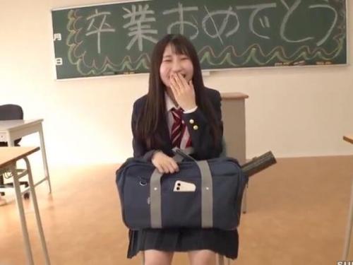 ＜ハメ撮りｘ美少女＞学業修了したばかりの制服美少女が記念に教室内でドスケベセックス！