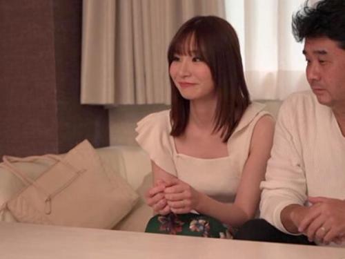 【痴漢】カーテンの向こうに夫がいるのに、隠された場所を嬲られ、自分から快楽の底へ堕ちていく美しい人妻！