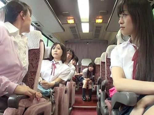 ＜禁断の旅路＞現代の女子高生たちが一人の仲間と共に味わう、刺激的なハーレムの冒険！