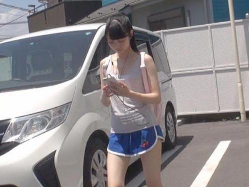 ＜素人ナンパ＞性欲強めなロリ系美少女がデカい玩具でたっぷり弄られ３Pセックスでイキまくる！