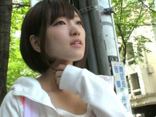＜素人ナンパ＞いつでもヤりたい年頃のショトカ美少女がナンパ男のチン〇を夢中でしゃぶる‼