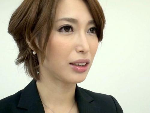 ＜君島みお＞極上ボディを持て余す美人妻が義父の絶倫チン〇に跨りドスケベ近親セックス！