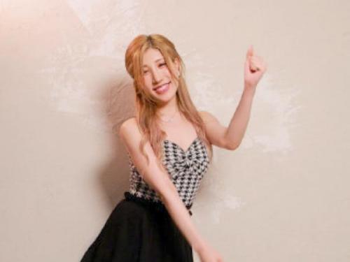 【美少女】「後ろから突いて♡」高身長女子は攻められるのが好き！自分より小さい男に攻められ豪快な潮吹き！！チンポを咥えこみ、後ろからガンガン突かれて感じてしまう