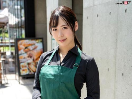 カフェで働きながらAVデビュー！穏やかで魅力的な彼女が、ベッドで情熱的に乱れる姿をお見逃しなく！