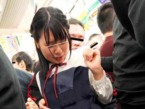 満員電車で狙われた豊かな胸を持つ女子高生！彼女の恥ずかしい姿がカメラに収められ、敏感な体が手の動きに応えてしまう屈辱の瞬間。