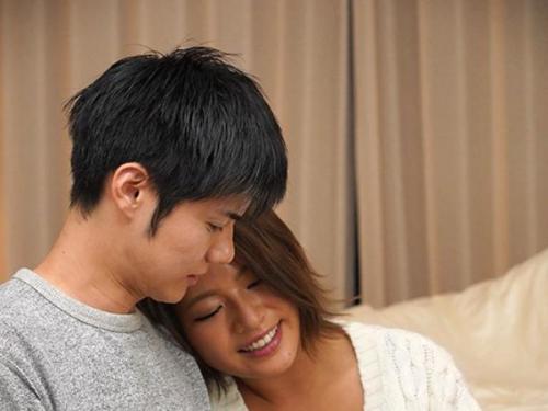 彼女が隣で眠る中、誘惑に負けて豹変したビッチと密かに繰り返す生々しい情事！彼女の友達であるギャルに痴女られ続ける禁断の夜！