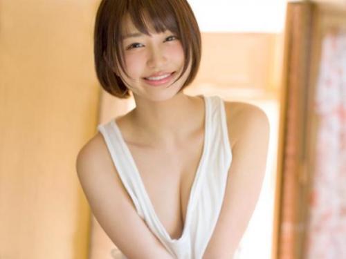 ＜AVデビューｘ唯井まひろ＞まだあどけない制服美少女が手マンでイかされドスケベセックス！