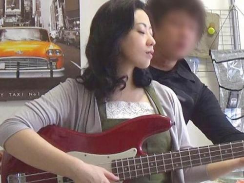 ＜おばさんレンタル＞亭主に長年相手にされず性欲溜まった熟女妻が若い肉棒で禁断セックス！