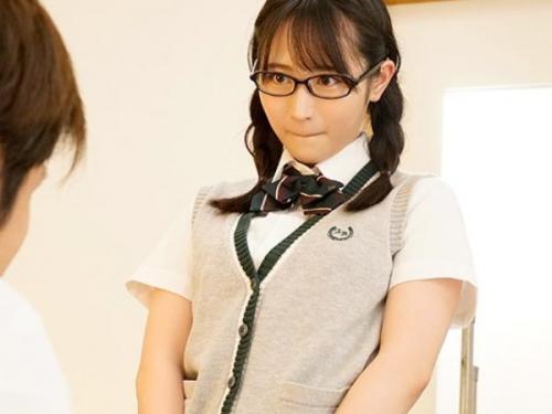 ＜小野六花＞チンポの味を知り尽くしている制服美少女がうぶな幼馴染をパンチラ誘惑して肉食フェラ！