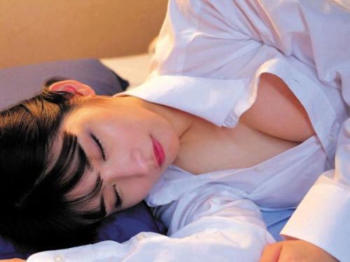 久々に再会した妹が、魅惑的なボディに成長していて、無意識の誘惑に抗えず、禁断の一線を越えてしまう背徳の瞬間！