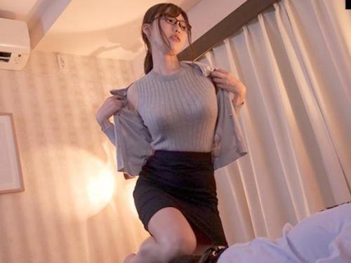 ＜花宮あむ＞性欲強めな眼鏡美人社員が気になる同僚を押し倒して一方的な痴女責めセックス！