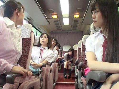 ＜ハーレム修学旅行＞性愛に貪欲な現代の女子生徒たちがクラス唯一の同級生のペニスで集団セックス！
