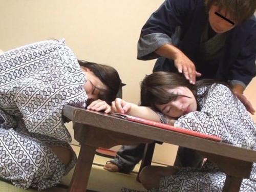 ＜昏睡ｘ女教師＞修学旅行の引率先の旅館で従業員に睡眠薬を盛られてハメ放題されちゃう美人先生２人組！