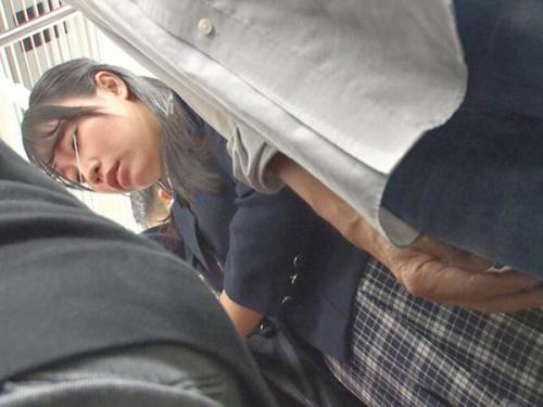 【輪姦】通学娘が恐怖に震え、容赦ない非情な姦通を楽しむ！涙目で痙攣しながら悶絶w