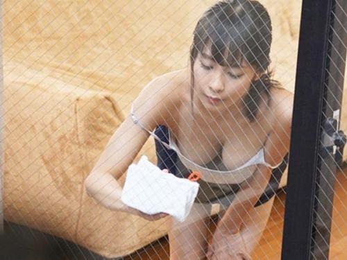 ＜逢見リカ＞クビレ巨乳の美人妻が無防備誘惑でご近所さんを誘惑しドスケベ不倫セックス！