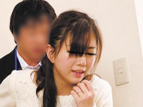 【店員】「中はダメっ!!」内覧に来た夫婦に魔の手が迫る。説明を受けている夫をよそに、妻は密かに犯される。声を殺してイってしまうと挿入を拒む力は残っていない