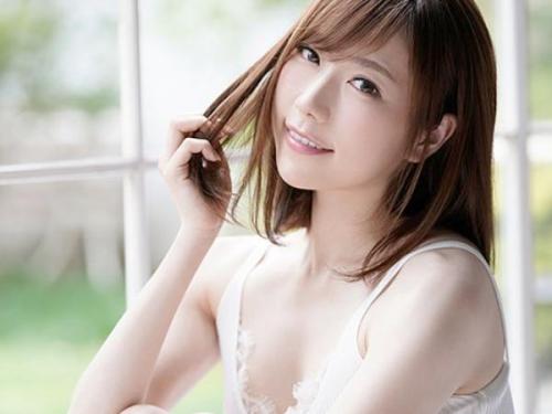 ＜七海ティナ＞スタイル抜群の色白美少女がチン〇にヤらしくしゃぶり付きドスケベセックス！
