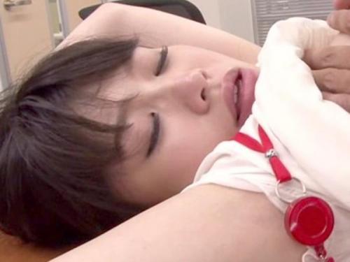 【スレンダー】「周りにバレちゃう…♡」契約社員は超かわいい！仕事中でも構うことなくSEXしまくり、周りに人がいるドキドキに興奮してしまう。行為はエスカレートし、ついには会議中にも…