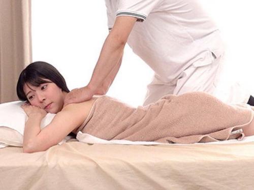 ＜媚薬マッサージ＞色気ムンムンの美人お姉さんが敏感ボディを触られてその気になって本気セックス！