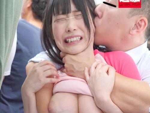 【エロ動画】「ちょっと待って！誰か！」おヘソを出して寝ている女子にちょっかいを出し、そのままいたずらを始めるw