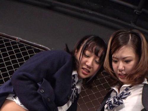 女子校生がトイレの性奴隷にされて尿をかぶせられる集団の黄金水暴行！