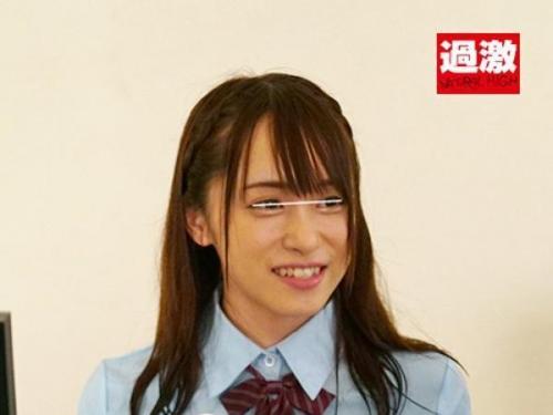 可愛らしいスクール制服の美少女JKの極端に敏感な乳首をいたずらしまくる！