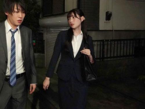 【先輩】細身で魅力的な美女オフィスレディが、最終列車を見逃した気になる上司を自分の家に招き入れ、誘うような獣のようなエロティックな行為に誘導！