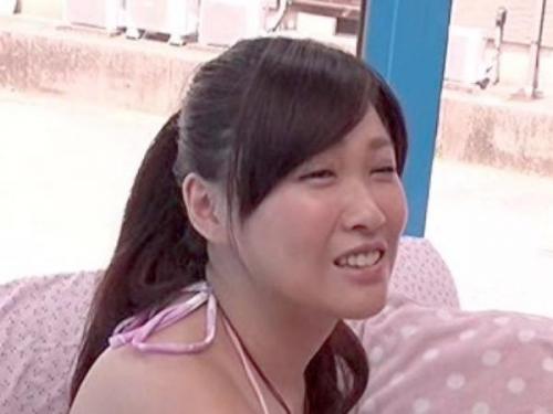 【ビキニ】「私でいいの…？」海に来た女性たちに童貞を男にしてと懇願。困惑していたはずなのに、チンポを前にすると溢れる性欲。口や胸だけでなく、最後はマンコで包み込み…