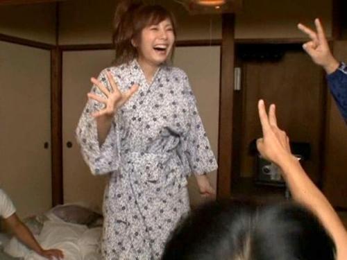 ＜麻美ゆまｘバスガイド＞性欲無限の巨乳美人お姉さんが若い肉棒に囲まれ乱交ファック！