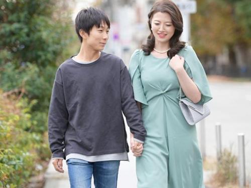 ＜木下凛々子ｘ近親相姦＞妖艶ボディを持て余す美熟女母が甥の学業修了お祝いに禁断行為！
