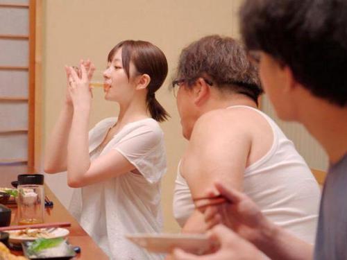 【人妻NTR】「この島のみんなに犯されました…」夫と共に辺鄙な村に派遣された看護師の妻が、抑えきれない性欲を持つ住民たちに蹂躙される衝撃の体験！