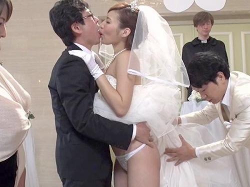 ＜ハメ撮りｘ近親相姦＞倫理というものがない世界で巨乳新婦がゲストにハメられイキまくる！