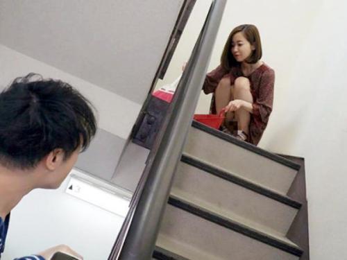 ＜篠田ゆう＞性欲過剰のドスケベ美人妻がご近所さんを無防備衣装で誘惑して肉食不倫セックス！