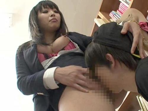 ＜ハメ撮りｘ図書館司書＞若い肉棒が大好きな淫乱美人お姉さんがショタチン〇を誘惑ファック‼