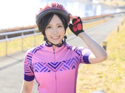 ＜AVデビューｘ角名つむぎ＞元気溌剌のショトカ女子大生が２本のチンポで上下のお口をふさがれイキまくる！