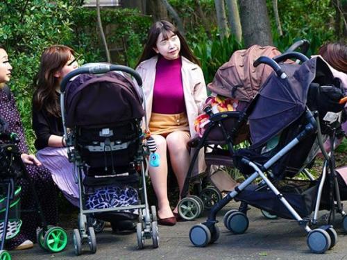 ＜ハメ撮りｘ人妻＞子供が生まれてレス中の発情奥さんが敏感マン〇を激しく弄られ他人棒で快楽堕ち！