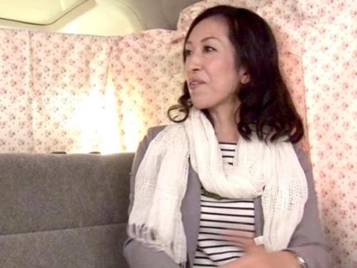＜人妻ナンパ＞最近夫に抱かれず性欲溜まった熟女妻が久しぶりの肉棒でハメられイキまくる！